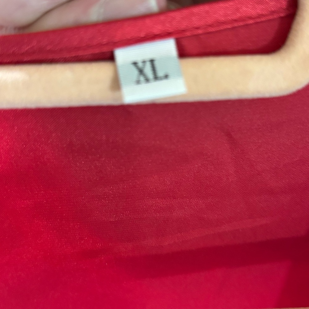 Luxurious Red Satin Robe with Tie Closure - Picture 5 of 6